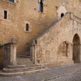 �Moderna� � anche la scalinata con balaustra...